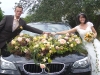 Brautpaar mit autoschmuck