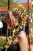 Blumen im Zopf eingeflochten